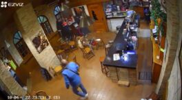 (VÍDEO) Tres rusos dan una paliza a un ucraniano por decir "Gloria a Ucrania" en un bar de Torrevieja (Alicante)