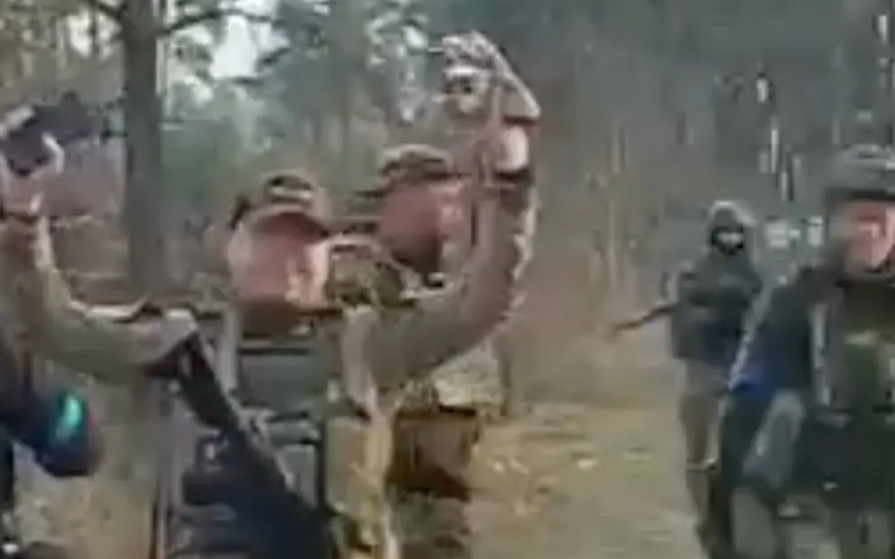 (VÍDEO) Imágenes fuertes: soldados ucranianos ejecutan a rusos capturados que yacían moribundos en el asfalto