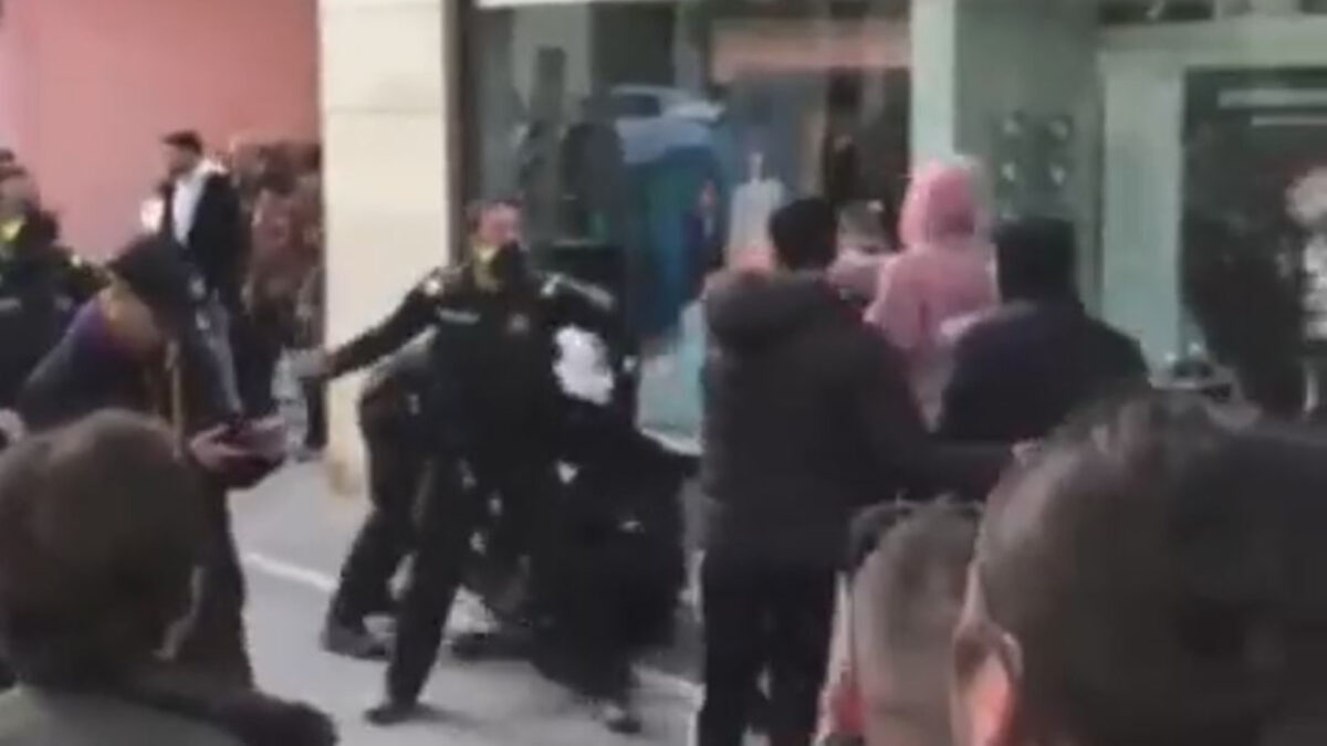 (VÍDEO) Cinco jóvenes magrebíes tratan de boicotear la procesión del Domingo de Ramos de El Vendrell (Cataluña)
