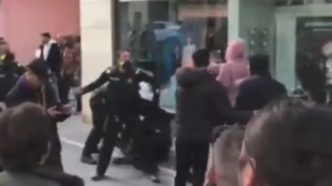 (VÍDEO) Cinco jóvenes magrebíes tratan de boicotear la procesión del Domingo de Ramos de El Vendrell (Cataluña)
