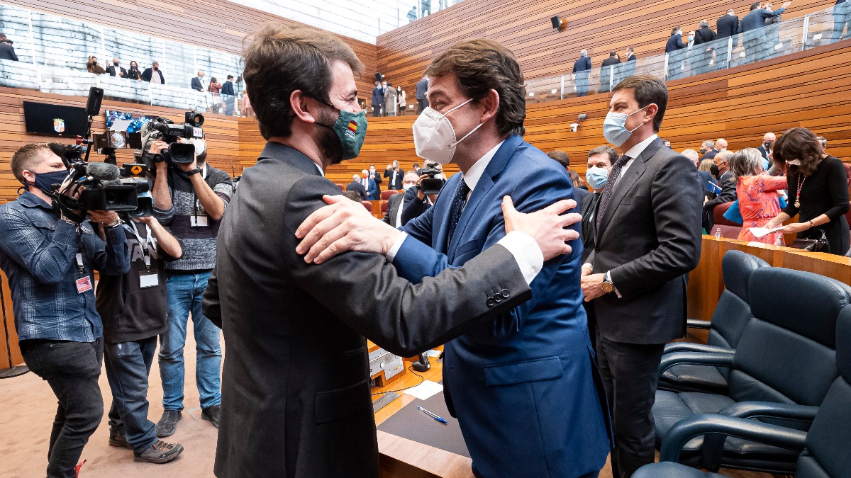 Vox pacta con el PP tramitar una ley de violencia intrafamiliar en Castilla y León antes del verano