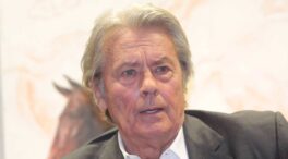 El hijo pequeño de Alain Delon desmiente que su padre haya pedido la eutanasia