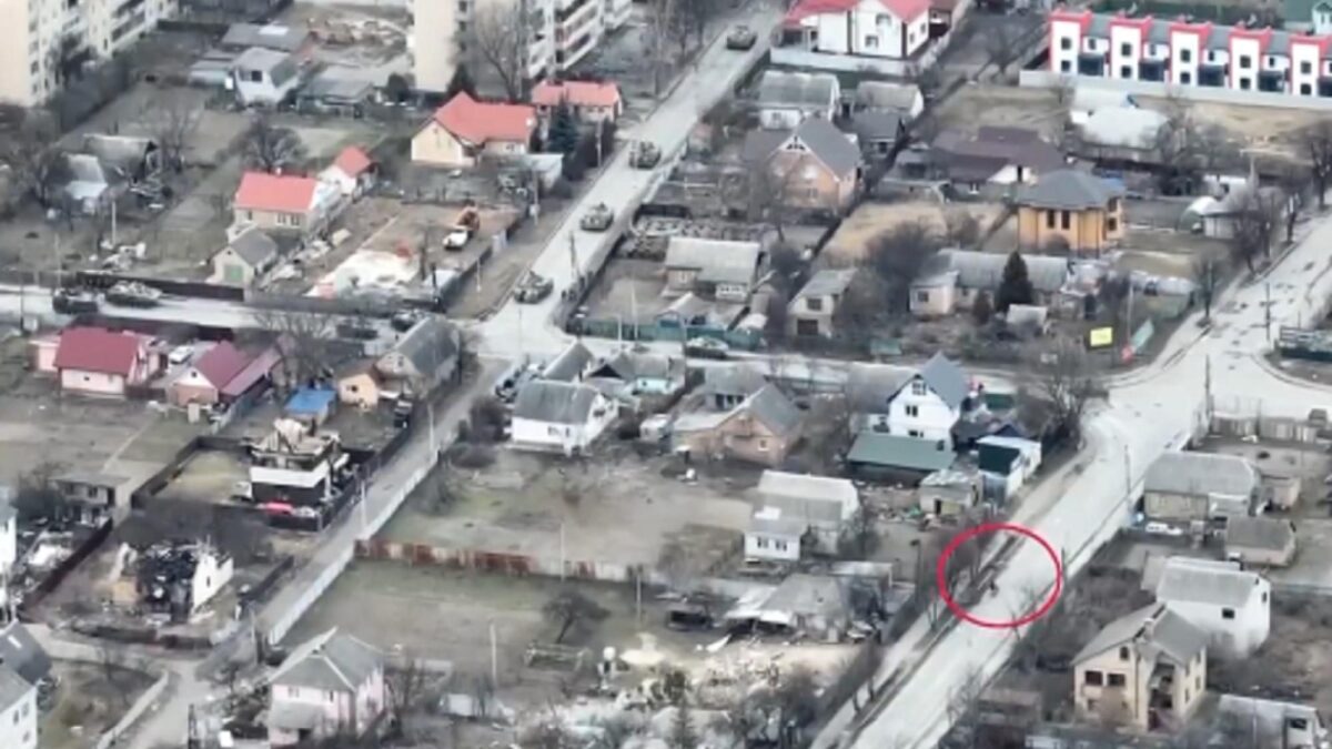 (VÍDEO) Unas imágenes desvelan que un tanque ruso disparó contra un ciclista en Bucha