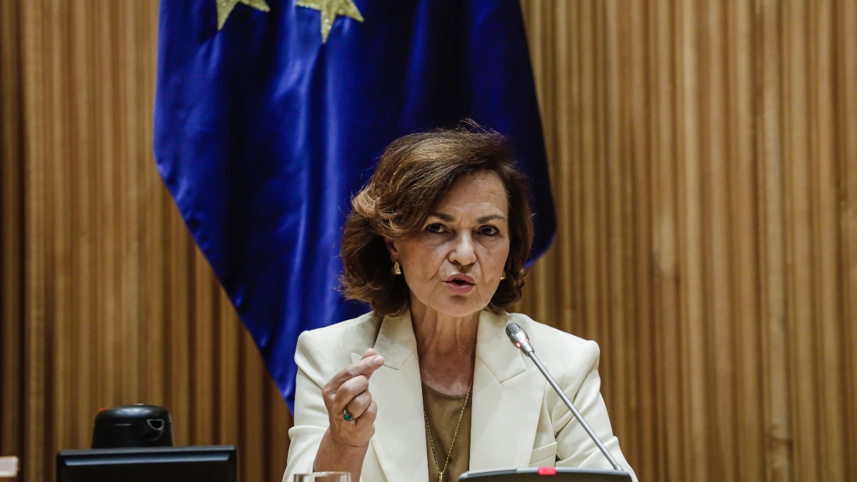 Cien asociaciones 'trans' piden al PSOE que Calvo deje de presidir la comisión de Igualdad