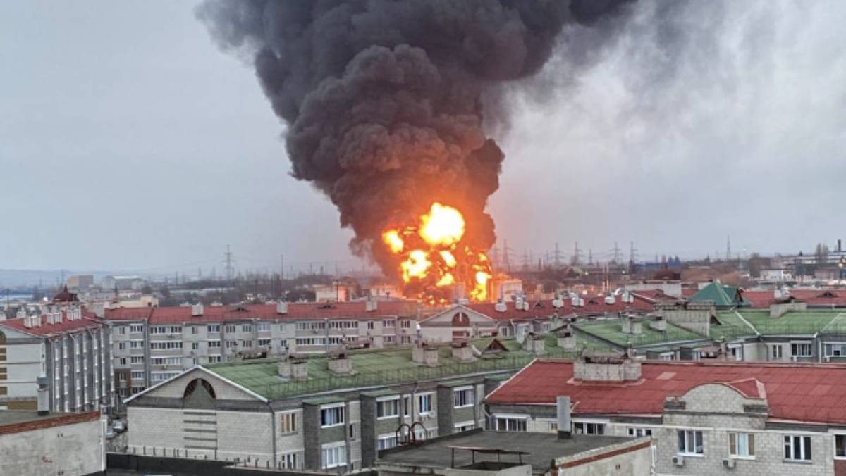 (VÍDEO) Primer ataque ucraniano en suelo ruso: dos helicópteros bombardean un depósito de petróleo, según Moscú