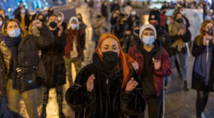 Prohibido pararse en la calle o pasear con niños: la pandemia que hizo enloquecer a los políticos