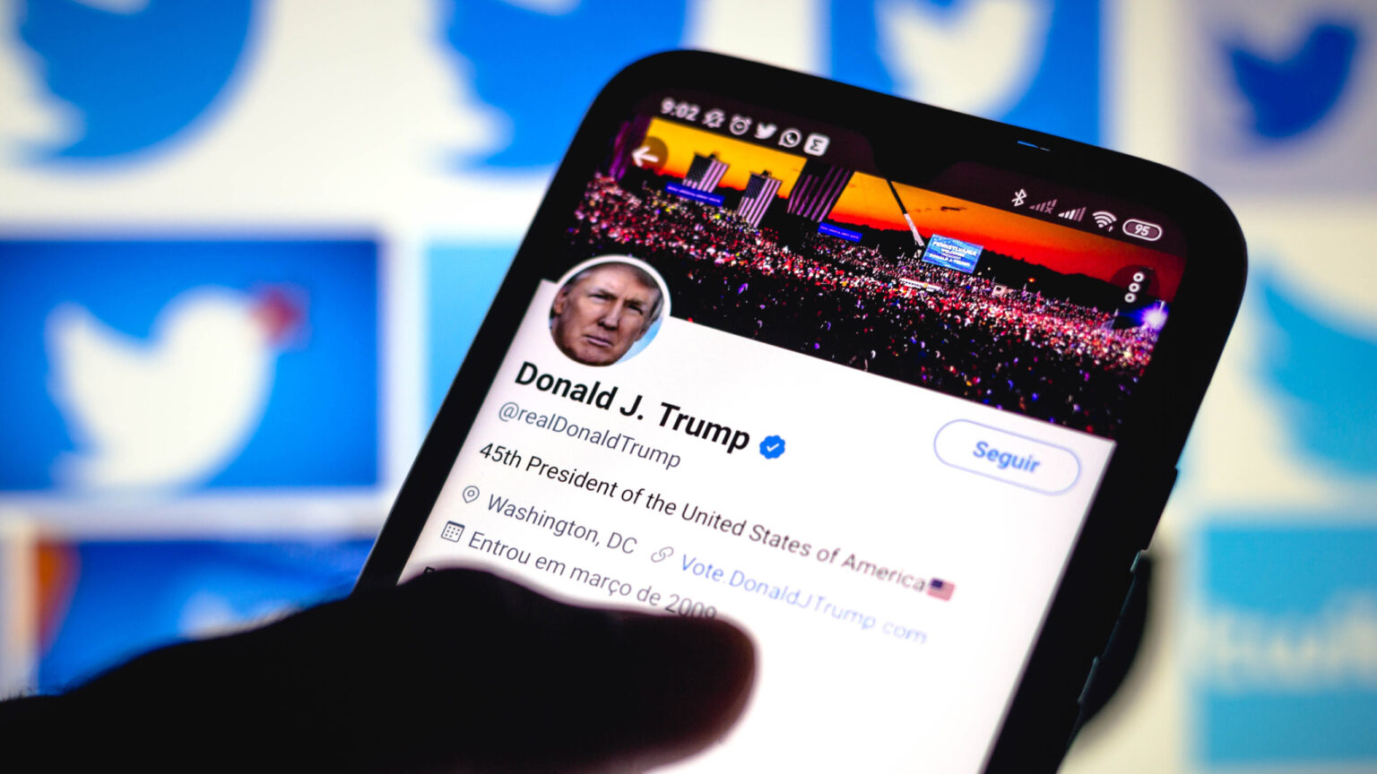 Trump descarta volver a Twitter a pesar de la compra de Elon Musk
