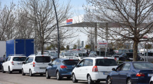 Conductores celebran el descuento de 20 céntimos sobre el precio del carburante