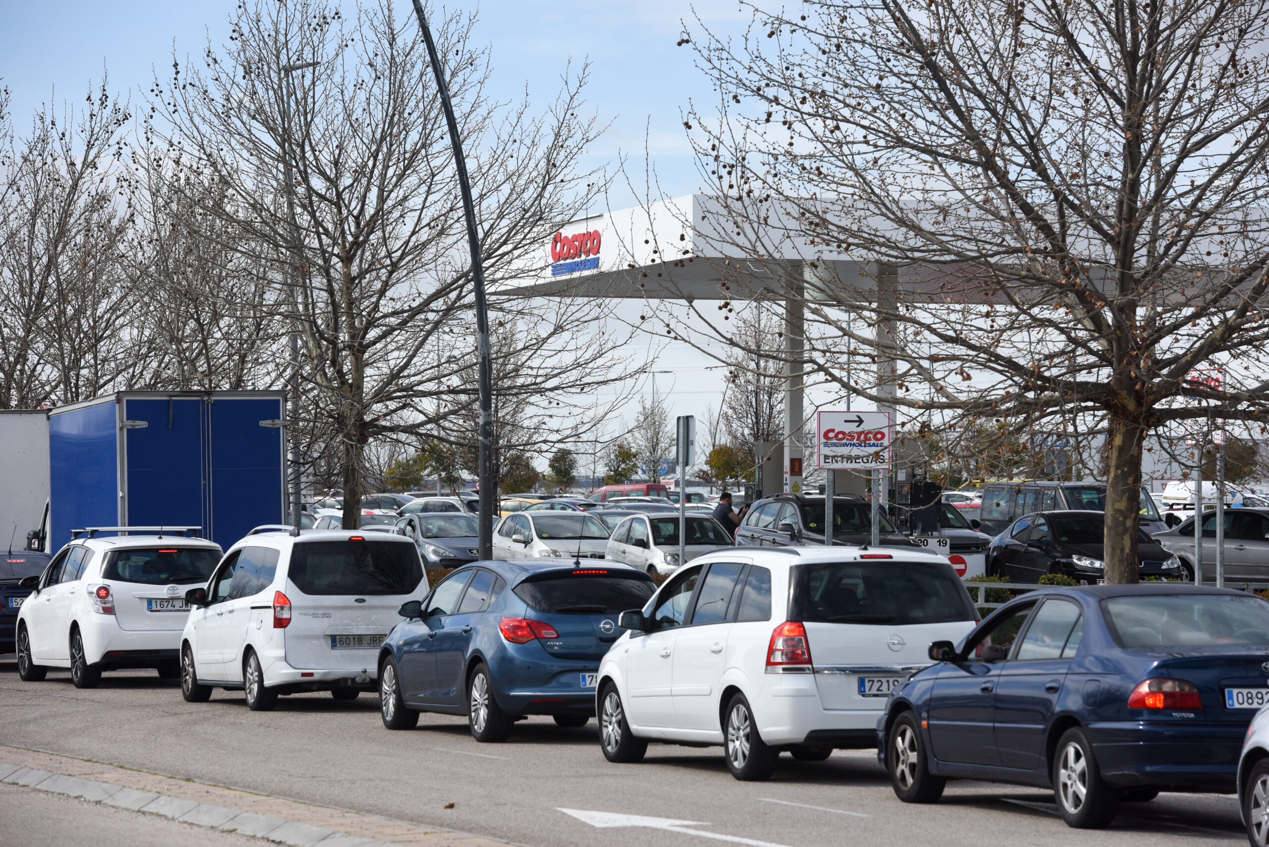 Conductores celebran el descuento de 20 céntimos sobre el precio del carburante