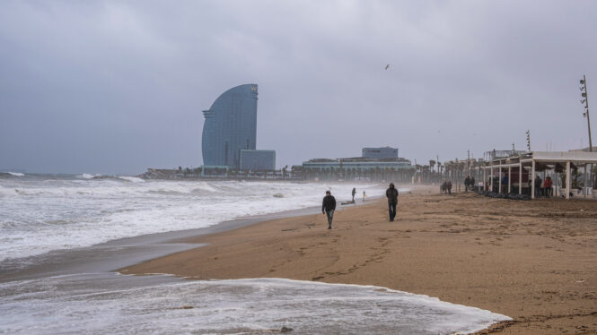 Barcelona prohibirá fumar en todas sus playas a partir de julio