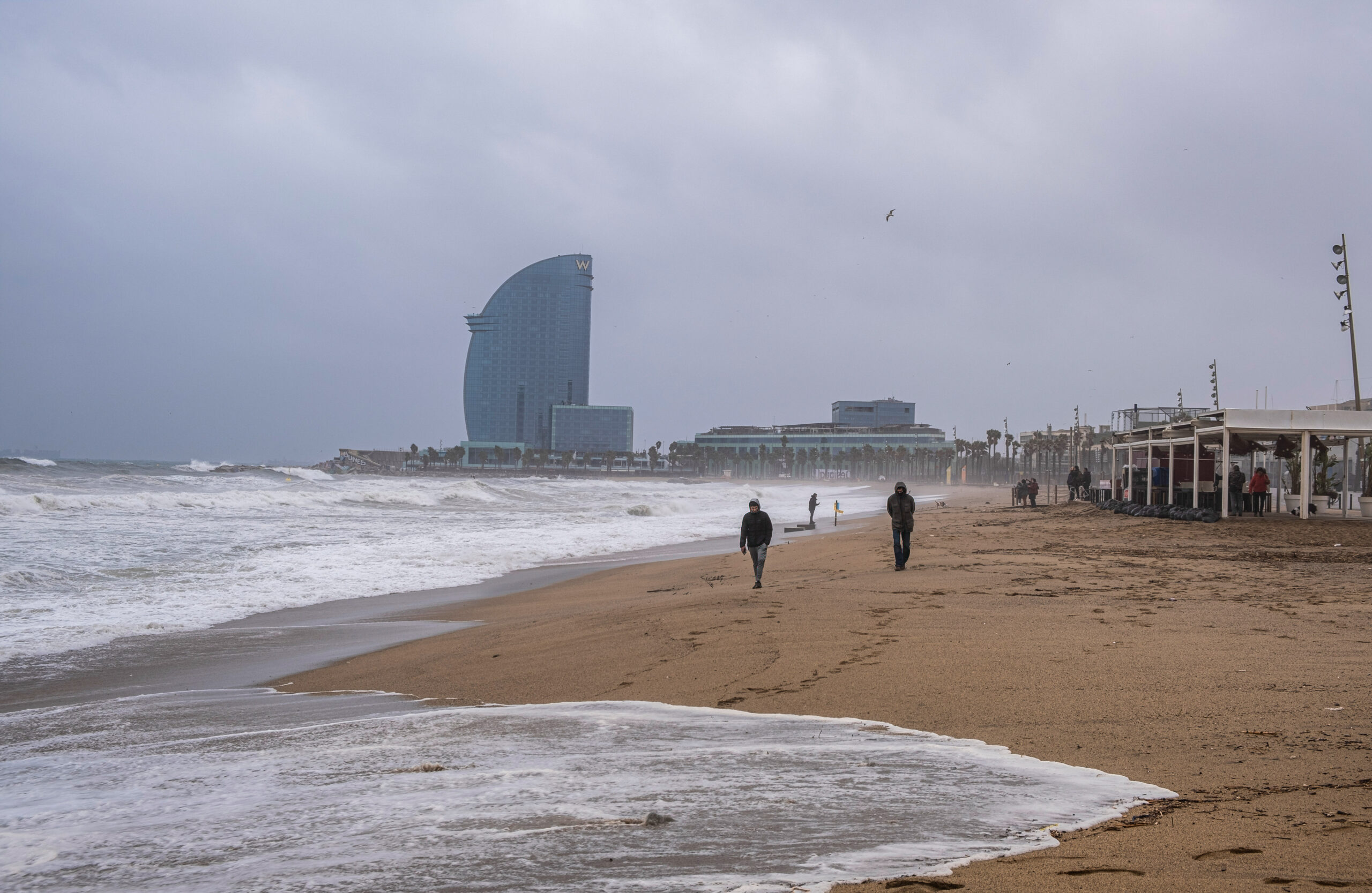 Barcelona prohibirá fumar en todas sus playas a partir de julio