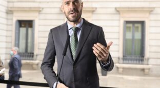 El PSOE pide a Juanma Moreno que aclare si va adelantar elecciones