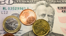 El euro alcanza la paridad con el dólar por primera vez desde 2002
