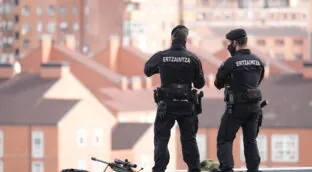 Dos ertzainas denuncian por acoso a su jefe y a otro superior por encubrirlo durante meses