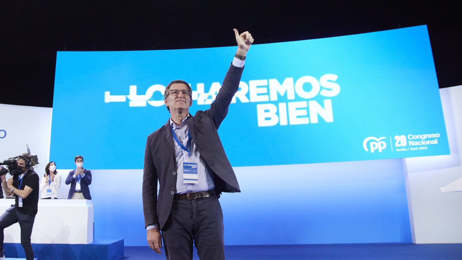 Feijóo pide reconocer el esfuerzo de Casado por «sujetar la bandera del PP»