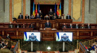 Sánchez se compromete con Zelenski a seguir enviando armamento a Ucrania
