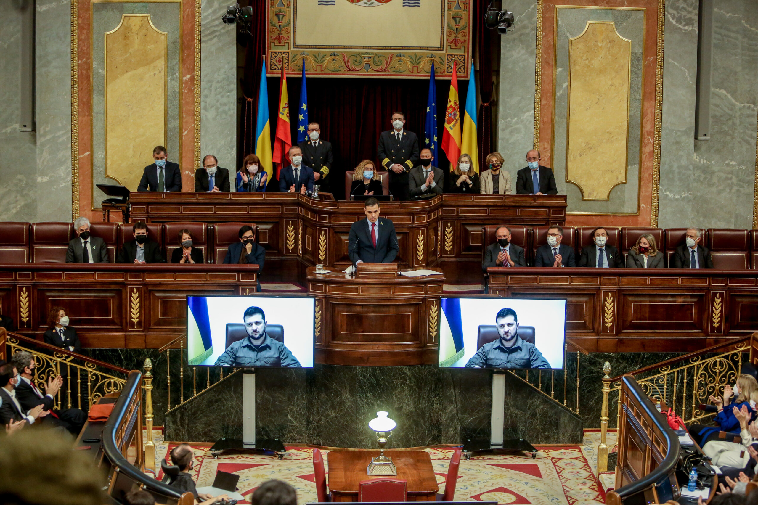 Sánchez se compromete con Zelenski a seguir enviando armamento a Ucrania