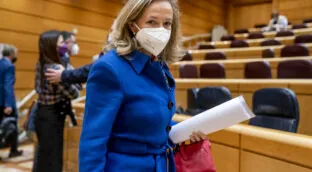 Calviño se ve «más prudente» que el Banco de España en el ajuste de previsiones