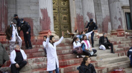 Activistas de Rebelión Científica arrojan pintura en la fachada del Congreso durante una protesta