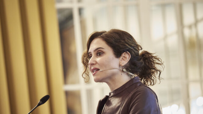 Primer aviso de Ayuso a Feijóo: «Si no somos una oposición real, nos iremos por el barranco»