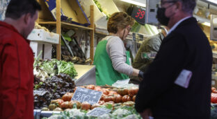 España vive su primer día sin mascarillas obligatorias en interiores
