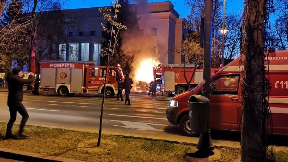 (VÍDEO) Un conductor muere tras estrellar su coche contra la embajada rusa en Bucarest