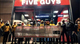 El Govern investiga a Five Guys y Surf House por no tener la carta de sus locales en catalán