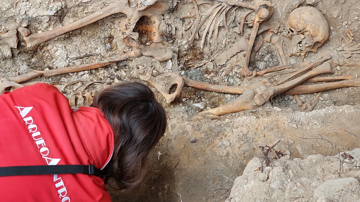 Las víctimas del franquismo acusan al Gobierno de usar las fosas para un curso de antropología