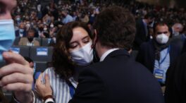 Casado y Ayuso se saludan en el Congreso del PP con dos besos