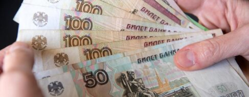 Varias empresas europeas estudian pagar en rublos el gas ruso a pesar del aviso de Bruselas