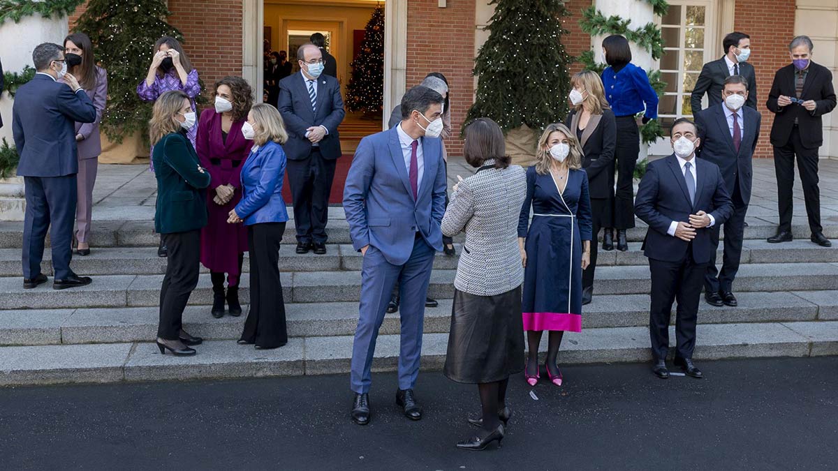 Robles es la mejor valorada del Gobierno, con las ministras de Podemos de colistas