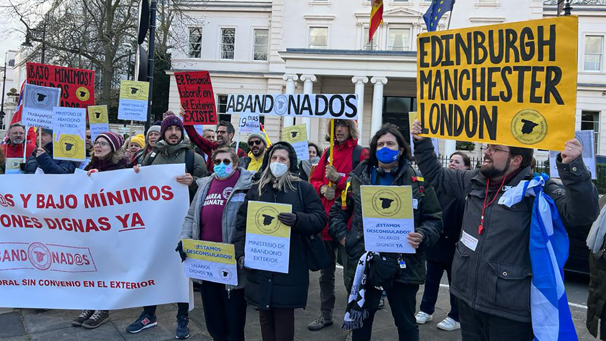 El personal laboral en el exterior continúa con la huelga pese al pacto de sindicatos con Albares
