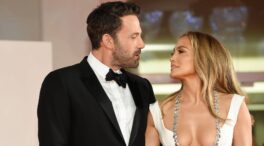 Jennifer López afirma que Ben Affleck es «feliz» a pesar de su persistente cara de aburrimiento
