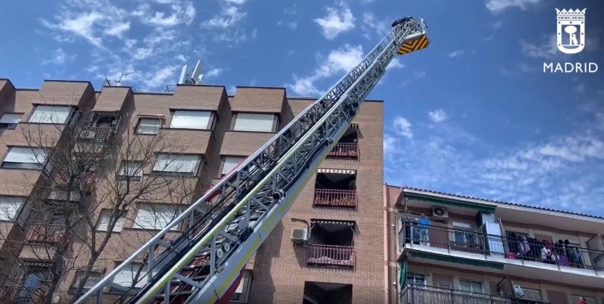 Una mujer mata a su vecina a puñaladas y se tira por la ventana en Carabanchel