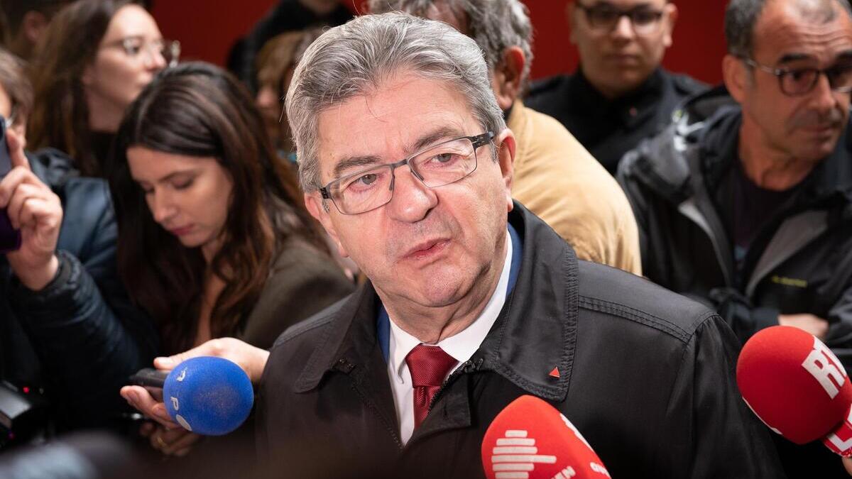 Socialistas y extrema izquierda negocian una alianza para las legislativas francesas