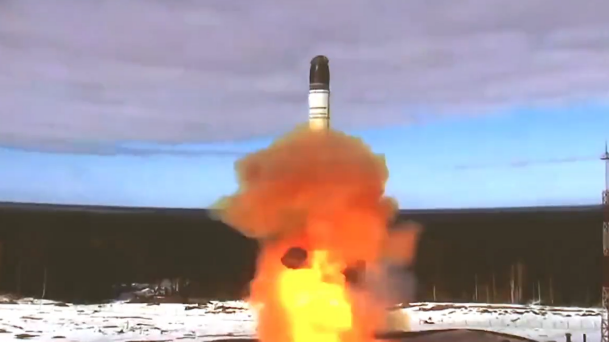 Rusia ensaya el lanzamiento del misil intercontinental Sarmat: «Aquellos que intenten amenazar nuestro país se lo pensarán dos veces»