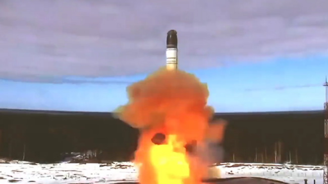Rusia ensaya el lanzamiento del misil intercontinental Sarmat: "Aquellos que intenten amenazar nuestro país se lo pensarán dos veces"