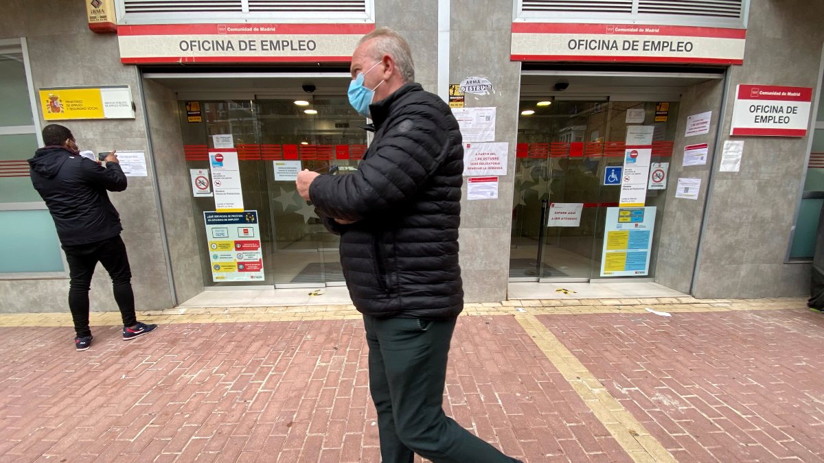El paro bajó en 2.921 personas en marzo, veinte veces menos que en el mismo mes de 2021