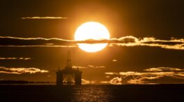 El barril de petróleo Brent pugna por mantener los cien dólares