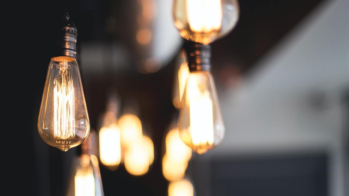 El precio de la luz da una pequeña tregua y cae este domingo un 34%