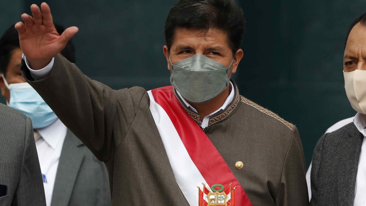 Perú, ¿tras los pasos de Chile? Castillo preguntará a los ciudadanos si quieren una nueva constitución