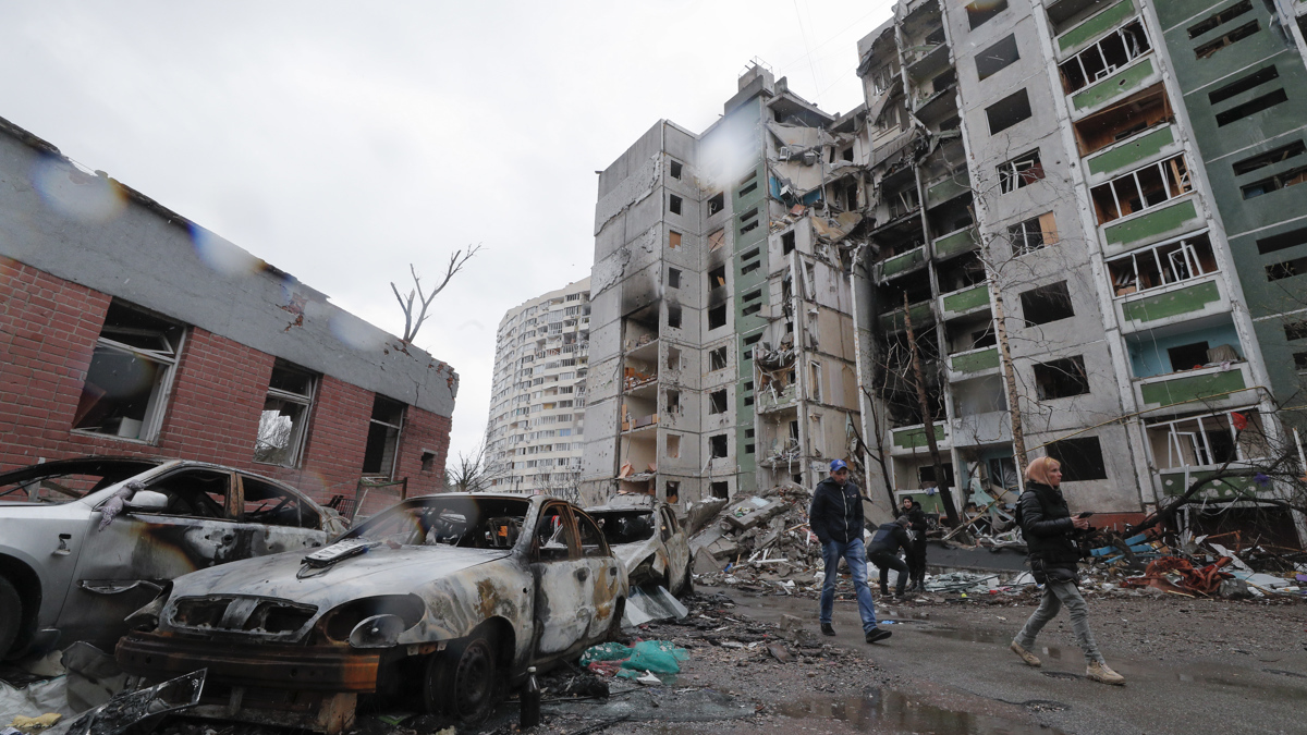 Rusia redobla su ofensiva en el este de Ucrania y destruye una base militar
