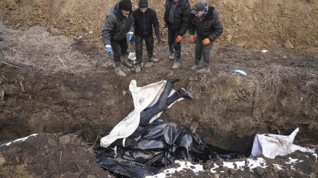 Ucrania halla una nueva fosa con decenas de cadáveres de civiles cerca de Kiev