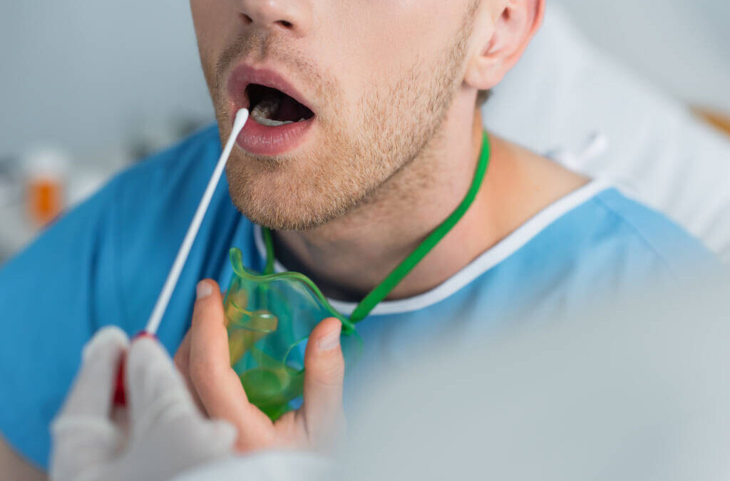 Nuevo hallazgo: unas proteínas de la saliva podrían ayudar a predecir los casos graves de covid