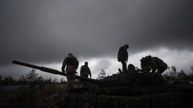 Rusia reorganiza su cúpula militar en Ucrania para mejorar sus ataques, según la BBC