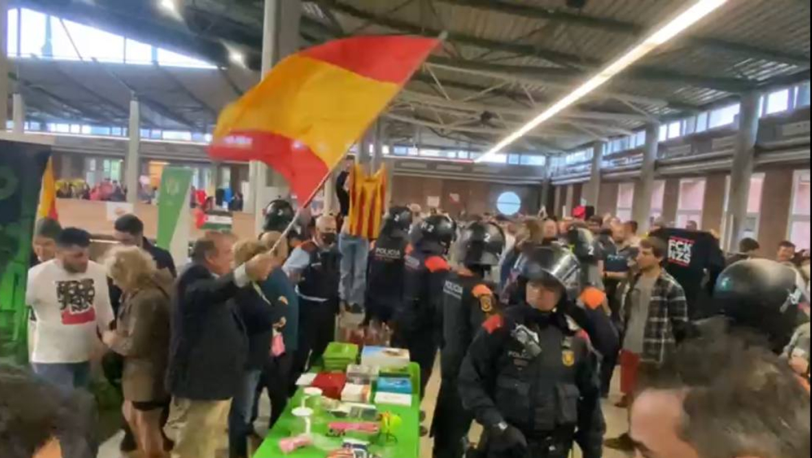 Decenas de independentistas boicotean el acto de Vox en Gerona por Sant Jordi