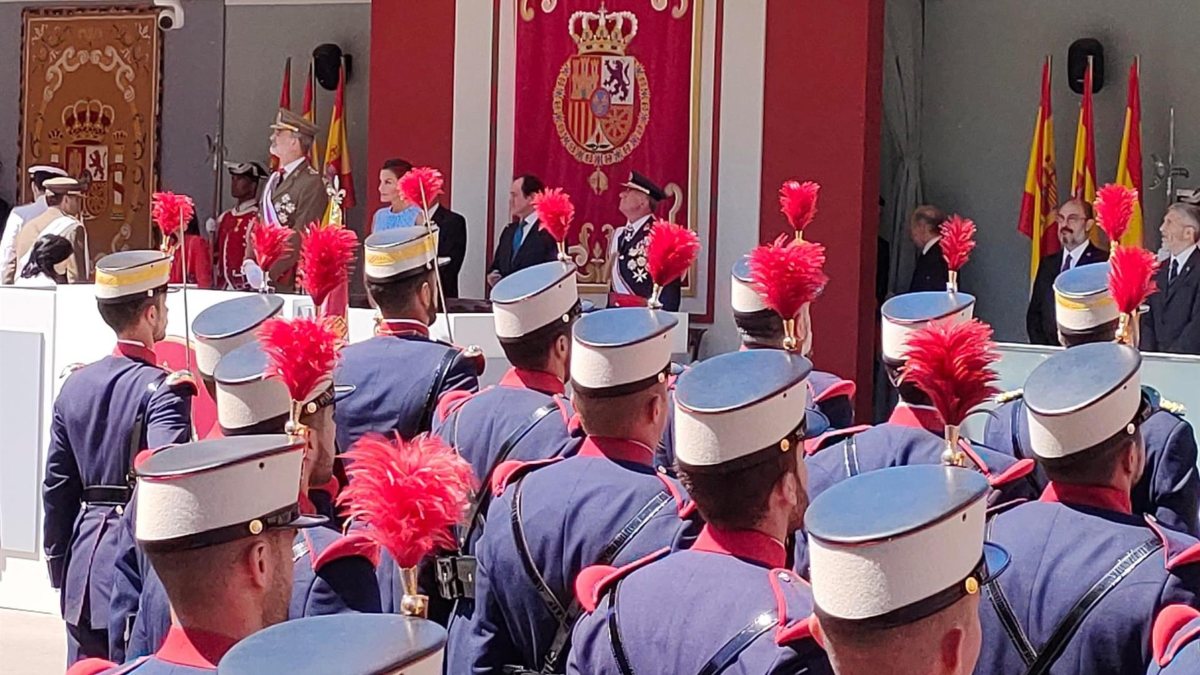 Los reyes presiden un multitudinario desfile por el Día de las Fuerzas Armadas en Huesca