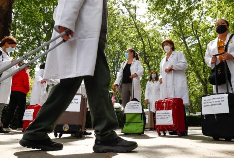 Éxodo sanitario: España importa el doble de médicos de los que se marchan a trabajar fuera