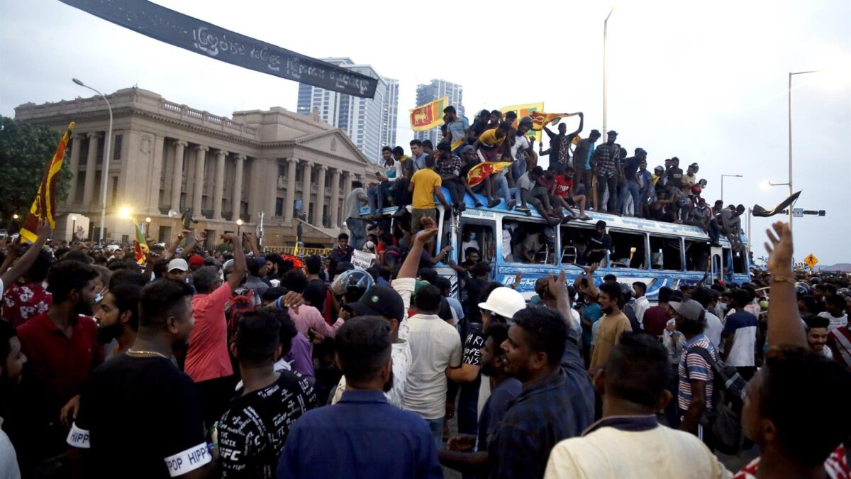 El Gobierno de Sri Lanka ordena disparar a manifestantes en plena espiral de violencia