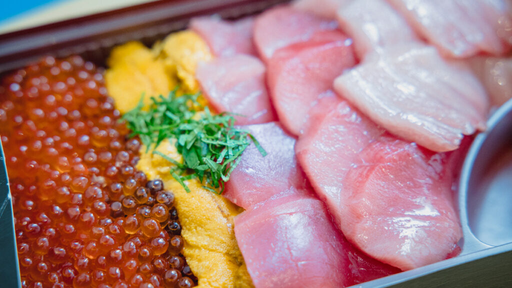 No, no vas a pillar anisakis comiendo pescado bien congelado o